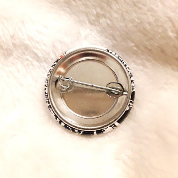 Paramore Riot! Mini Collector's Pin - Picture 2 of 2